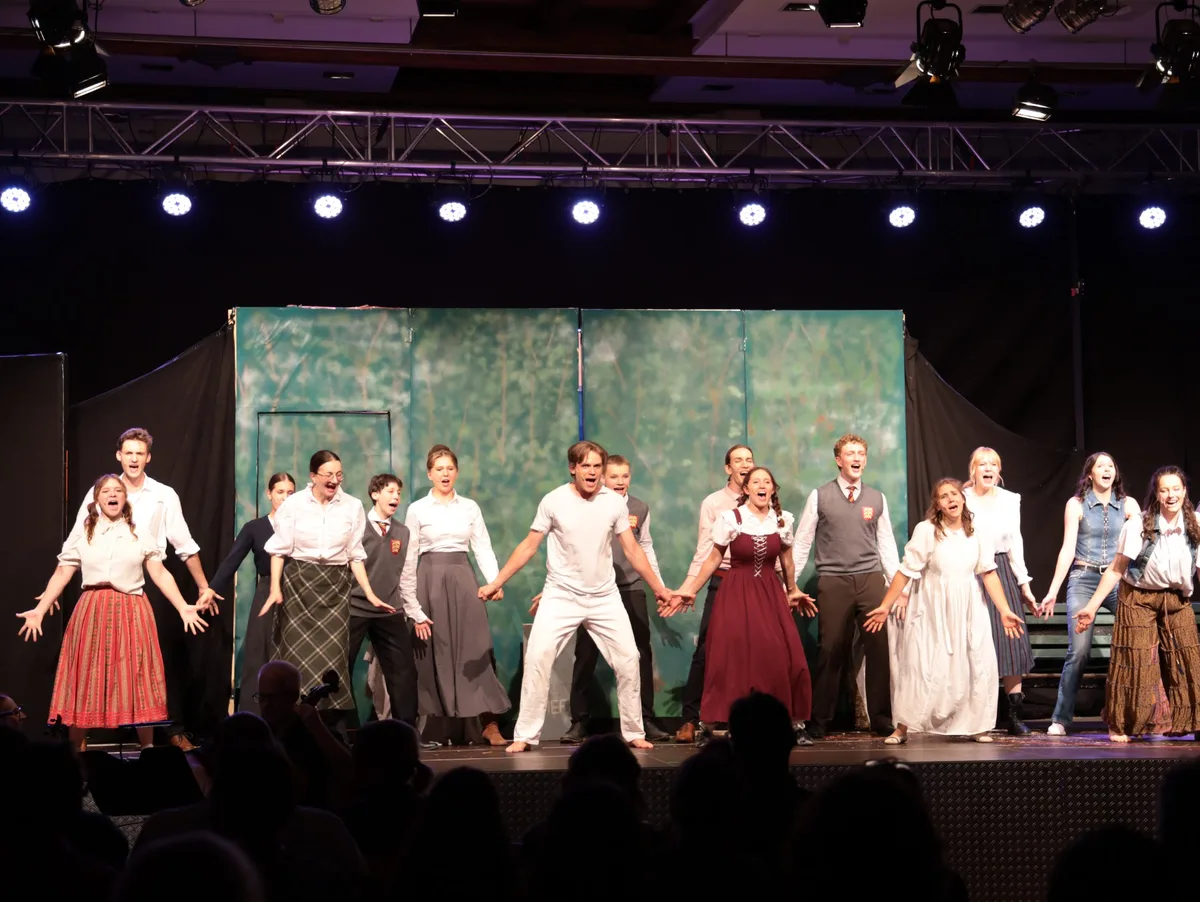 Um Themen wie Selbstfindung, erste Liebe und gesellschaftliche Erwartungen ging es bei der Premiere von „Frühlings Erwachen“ in Königsbronn.