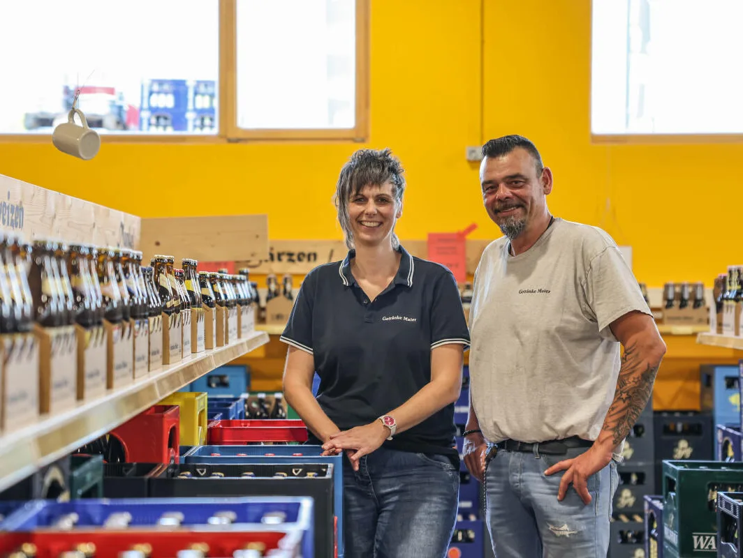 Sommerserie: Getränkemarkt im Sommer, Getränke Maier Schnaitheim Habe in diesem Hitze-Sommer 2026 alle Hände voll zu tun: Irina Dreher und Timo Oßwald von Getränke Maier in Schnaitheim.