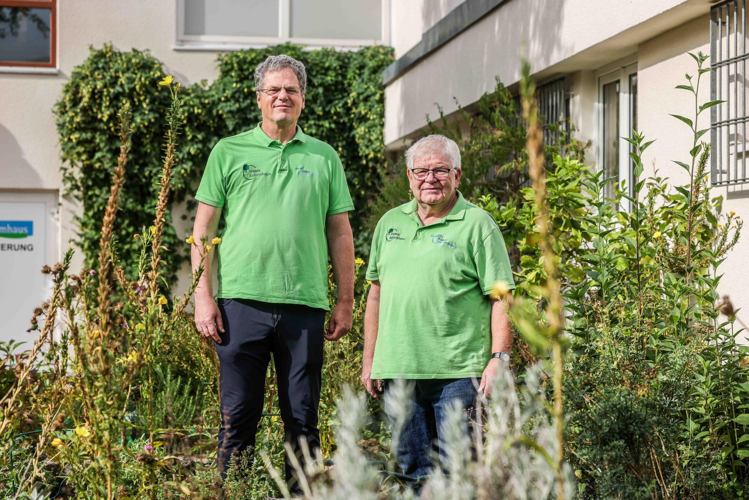 Apotheker Ulrich Trittler und sein Chefgärtner Karl Huber in ihrer grünen Oase. 