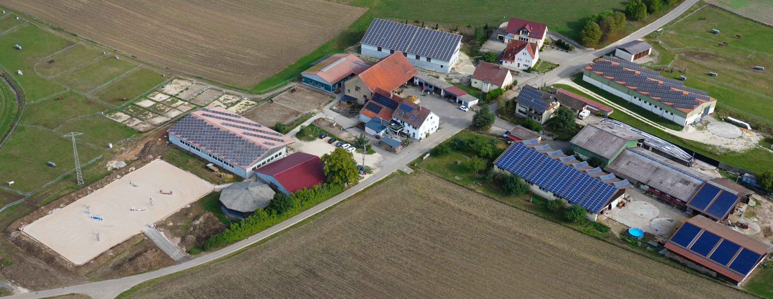 Lange hat es gedauert, jetzt ist er fertig: der neue Reitplatz auf dem Ugenhof (links im Bild). 