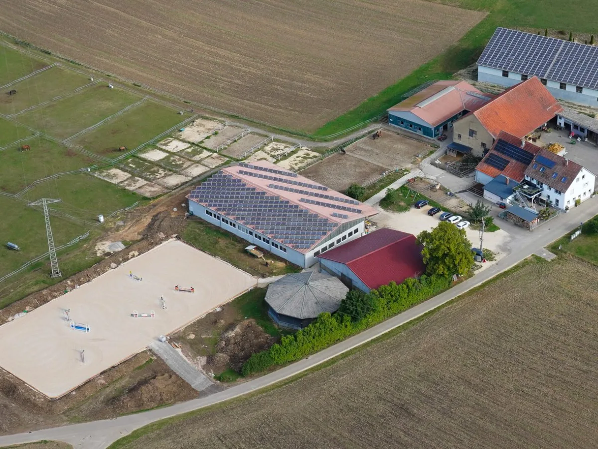 Bolheim-Ugenhof-2026-09-01 (23) GEYER-LUFTBILD Lange hat es gedauert, jetzt ist er fertig: der neue Reitplatz auf dem Ugenhof (links im Bild).