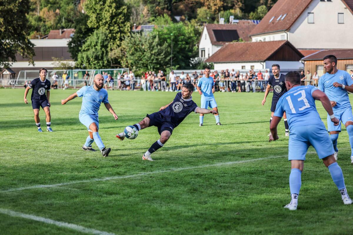 Die TSG Nattheim (beim Schuss Patrick Brümmer) gewann am Ende doch klar das Bezirkspokalspiel bei der SG Königsbronn/Oberkochen.