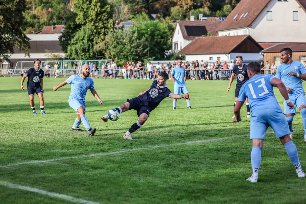 Die TSG Nattheim (beim Schuss Patrick Brümmer) gewann am Ende doch klar das Bezirkspokalspiel bei der SG Königsbronn/Oberkochen.