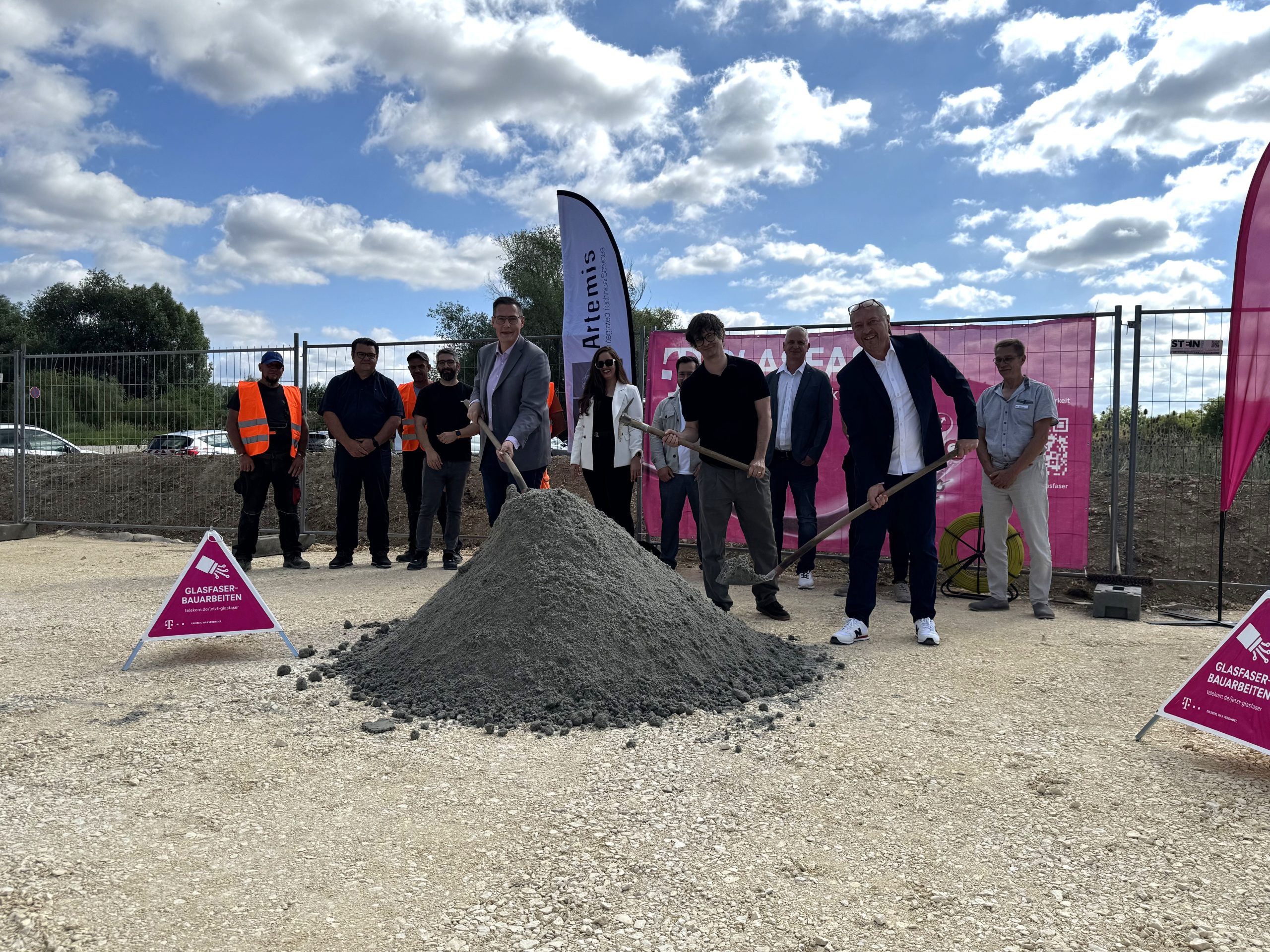 Jetzt soll es losgehen: Am Donnerstagvormittag fand der symbolische Spatenstich für das Glasfasernetz statt. Vorn von links: OB Dieter Henle, Projektsteuerer Peter Müller und Josip Nadj (Telekom).