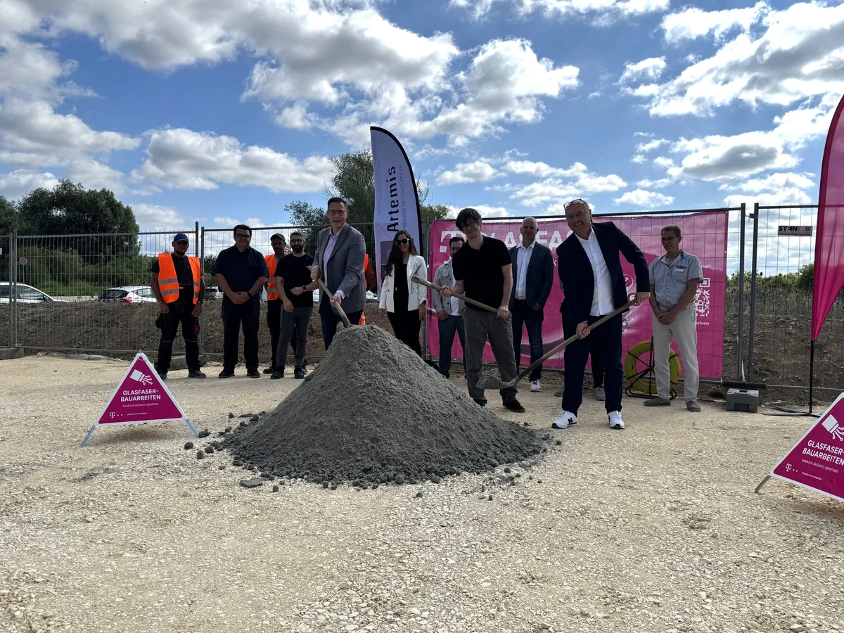 Jetzt soll es losgehen: Am Donnerstagvormittag fand der symbolische Spatenstich für das Glasfasernetz statt. Vorn von links: OB Dieter Henle, Projektsteuerer Peter Müller und Josip Nadj (Telekom).