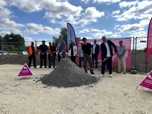 IMG_3288 Jetzt soll es losgehen: Am Donnerstagvormittag fand der symbolische Spatenstich für das Glasfasernetz statt. Vorn von links: OB Dieter Henle, Projektsteuerer Peter Müller und Josip Nadj (Telekom).