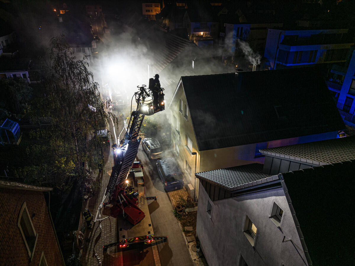Brand in einem Wohnhaus in Schnaitheim an der Turnstraße. Feuerwehr, Rettungsdienst und Polizei waren dort am Samstagabend mehrere Stunden im Einsatz.