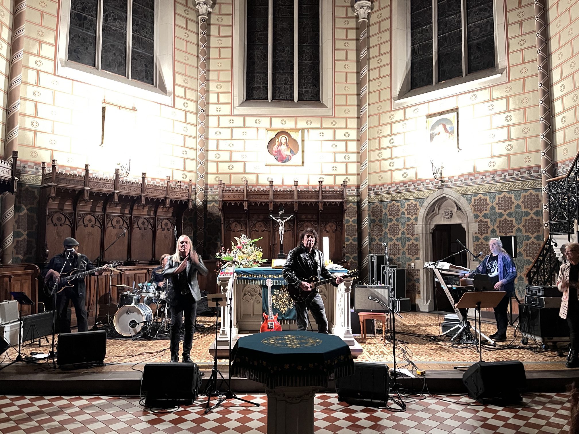 Unter dem Motto „Love Sounds“ luden Siggi Schwarz samt Band und die Theologin Eva-Maria Busch in die Heidenheimer Pauluskirche ein.