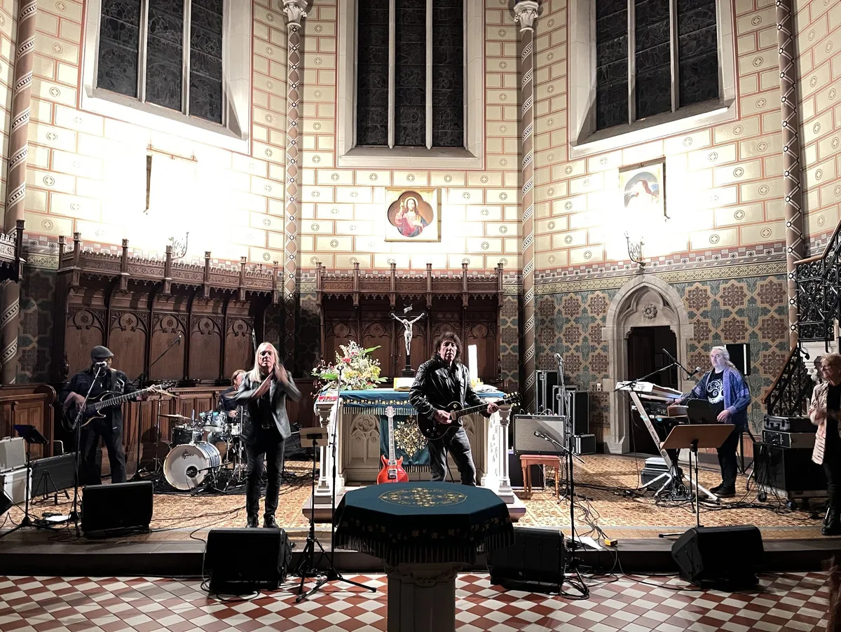 Unter dem Motto „Love Sounds“ luden Siggi Schwarz samt Band und die Theologin Eva-Maria Busch in die Heidenheimer Pauluskirche ein. Unter dem Motto „Love Sounds“ luden Siggi Schwarz samt Band und die Theologin Eva-Maria Busch in die Heidenheimer Pauluskirche ein.