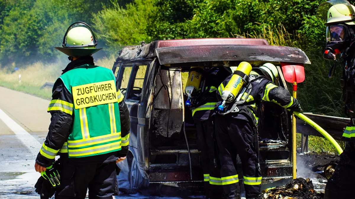 Ein VW-Oldtimer stand am Samstag auf der A7 im Vollbrand.