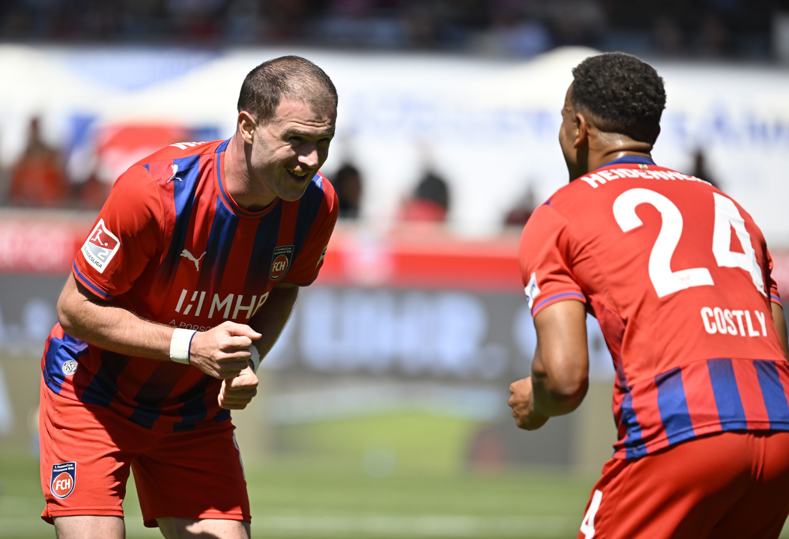 Shake it, baby: Budu Zivzivadze (links) und Marcel Costly vom 1. FC Heidenheim nach dem 1:0 gegen den VfL Osnabrück.