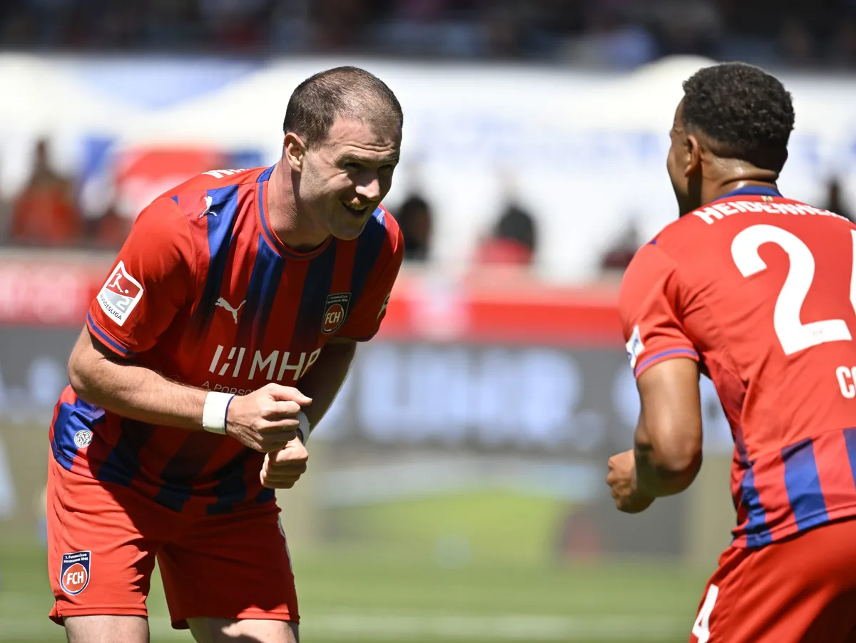 1. FC Heidenheim 1846 FCH vs VfL Osnabrueck Shake it, baby: Budu Zivzivadze (links) und Marcel Costly vom 1. FC Heidenheim nach dem 1:0 gegen den VfL Osnabrück.