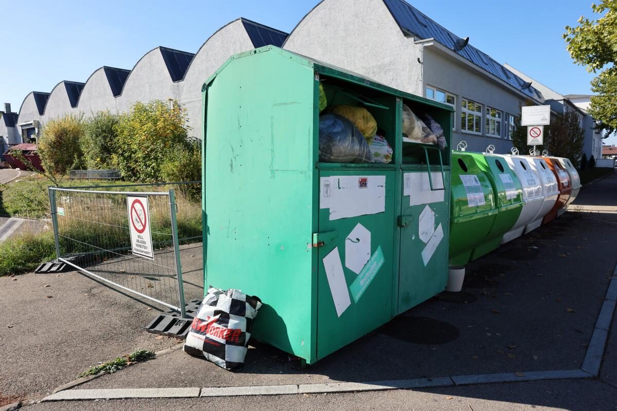 “Fast fashion” and incorrect disposal: Used clothing disposal is becoming ...