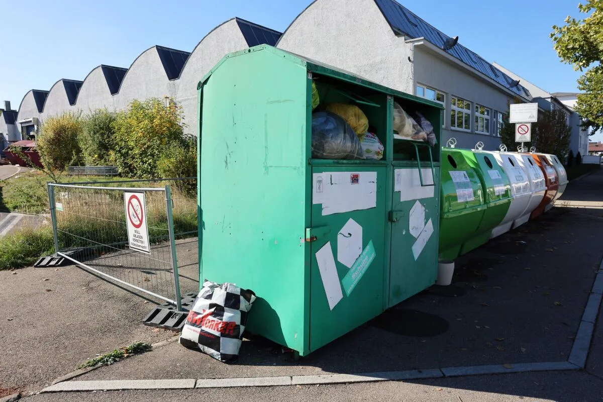 Aktion Hoffnung zieht die Kleidercontainer aus dem Landkreis ab Volle Container führen zu wilden Müllablagerungen wie hier in Gerstetten an der Karlstraße. Für die Entsorgung ist der Kreisabfallwirtschaftsbetrieb zuständig.