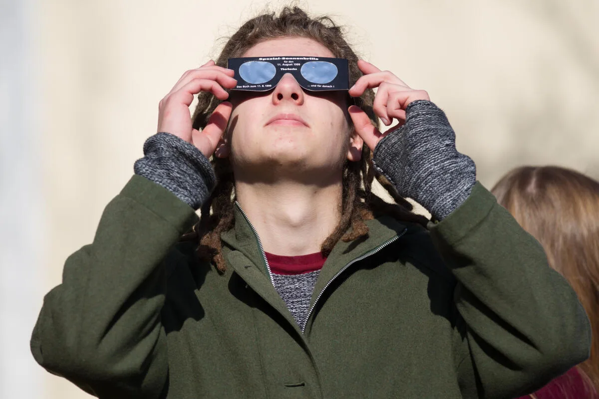 Experten warnen vor bleibenden Augenschäden: Wer die Sonnenfinsternis beobachten will, braucht eine spezielle Schutzbrille.