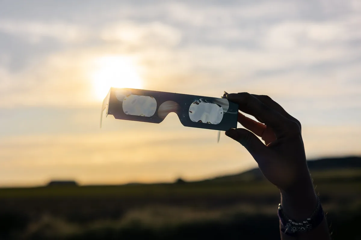 Experten warnen vor bleibenden Augenschäden: Wer die Sonnenfinsternis beobachten will, braucht eine spezielle Schutzbrille.