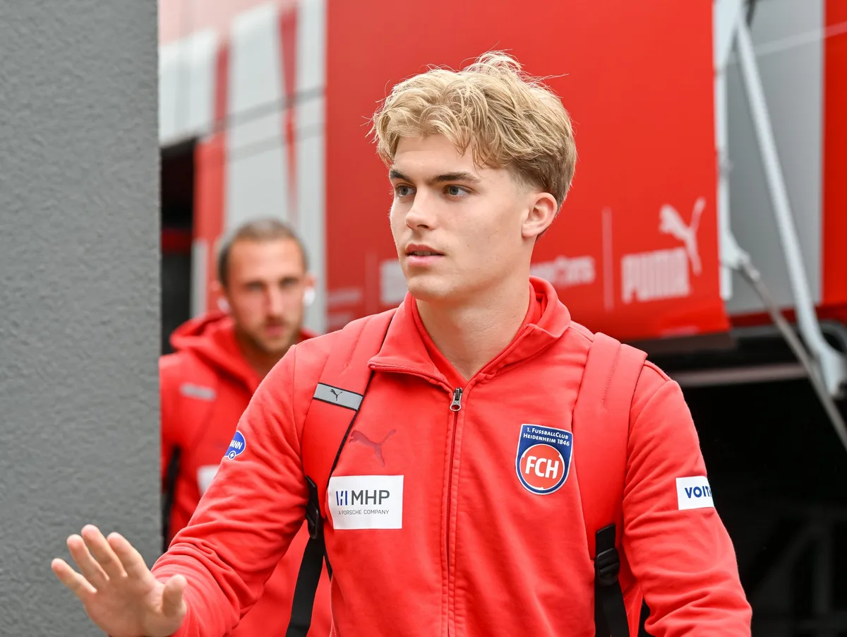 GER, SC Freiburg – 1. FC Heidenheim, Fussball, Bundesliga, 30. Spieltag, Saison 2025/2026, 19.04.2026 Steiler Aufstieg: Hennes Behrens, hier im Dress des 1. FC Heidenheim, darf auf seinen ersten Einsatz in der deutschen Nationalmannschaft hoffen.
