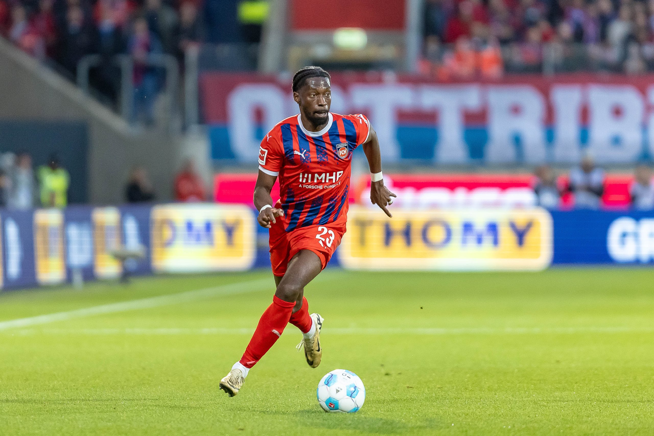 Omar Traore für den 1. FC Heidenheim am Ball, hier in der Voith-Arena. Jetzt wechselt der 28-Jährige nach England.