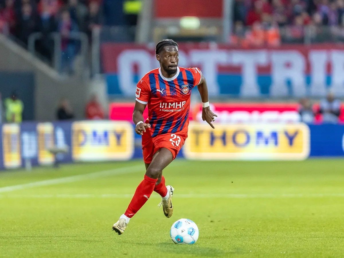 Omar Traore für den 1. FC Heidenheim am Ball, hier in der Voith-Arena. Jetzt wechselt der 28-Jährige nach England.