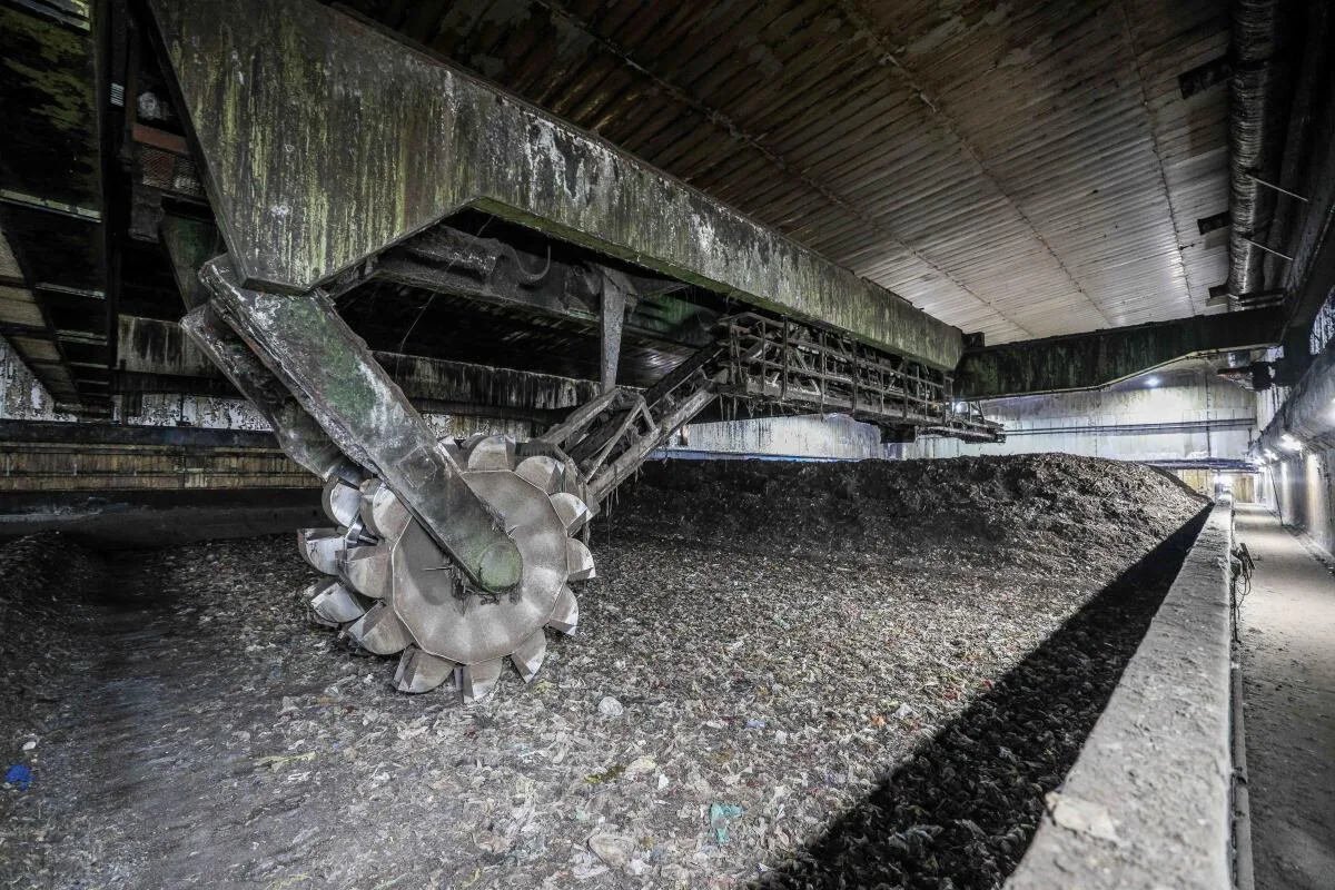 Der "Wendelin", mit dem der verrottende Bioabfall im Kompostwerk gewendet wird, ist das Herzstück der Anlage, die jetzt stillgelegt werden musste.