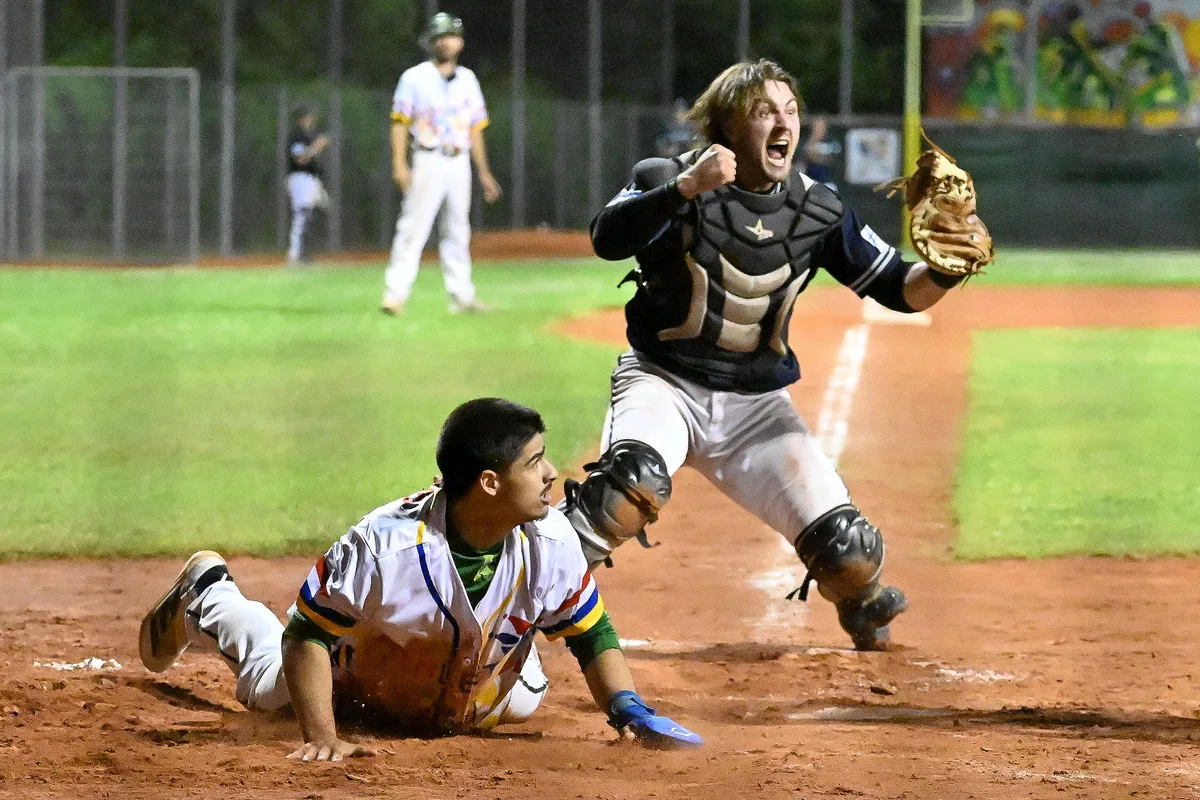 Catcher Kilian Redle jubelt beim Spiel in Mainz nach einem spektakulären Aus an der Homeplate. Der junge Heideköpfe-Spieler zeigte auf dieser wichtigen Position eine starke Leistung.
