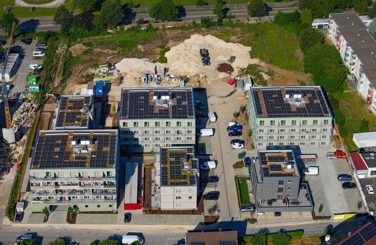Anfang August sollen sämtliche 98 Wohnungen in den sechs neuen Gebäuden auf dem Kleehof-Areal bezugsfertig sein. Kommendes Jahr folgt der zweite Bauabschnitt.