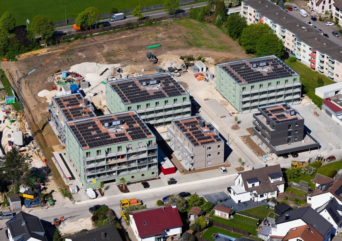 Die ersten Wohnungen auf dem Kleehof-Areal sind schon bezogen. Der Start für den zweiten Bauabschnitt entlang der Bundesstraße (oben im Foto) verzögert sich auf Anfang 2027.