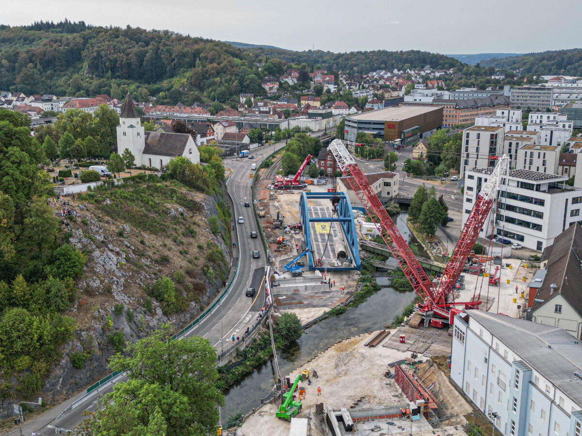 Großbaustelle an der Brenz: Einheben der neuen Bahnbrücke in Heidenheim. 