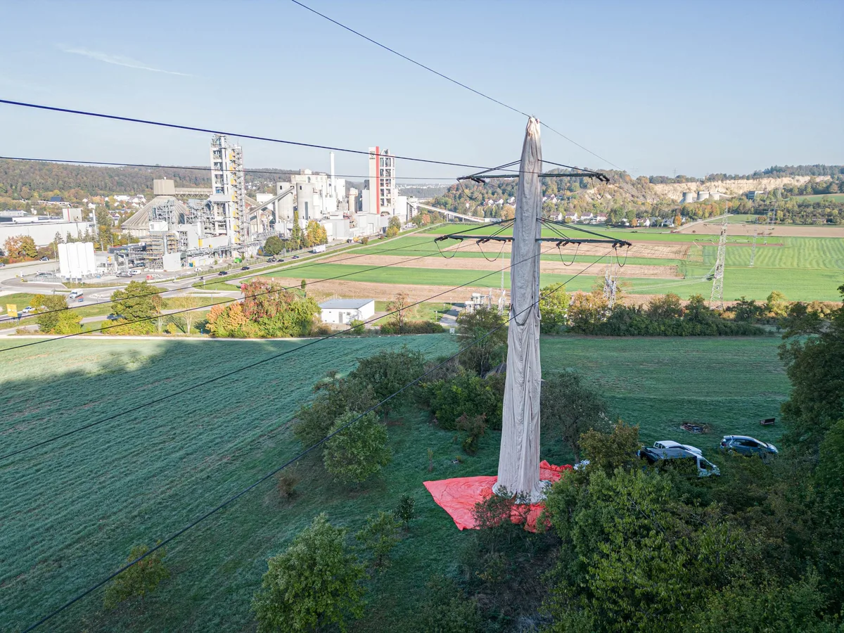 DS2 (4 von 8) (1) Der Strommast in der Nähe des Schwenk-Werks ist derzeit in weißen Stoff gehüllt.