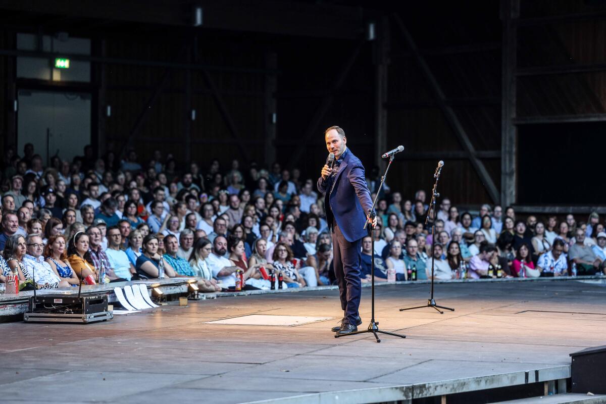 Auch beim sechsten Open-Air-Poetry-Slam im voll besetzten Naturtheater Heidenheim präsentierte Moderator Johannes Elster einen hochkarätigen und spannenden Dichterwettstreit.