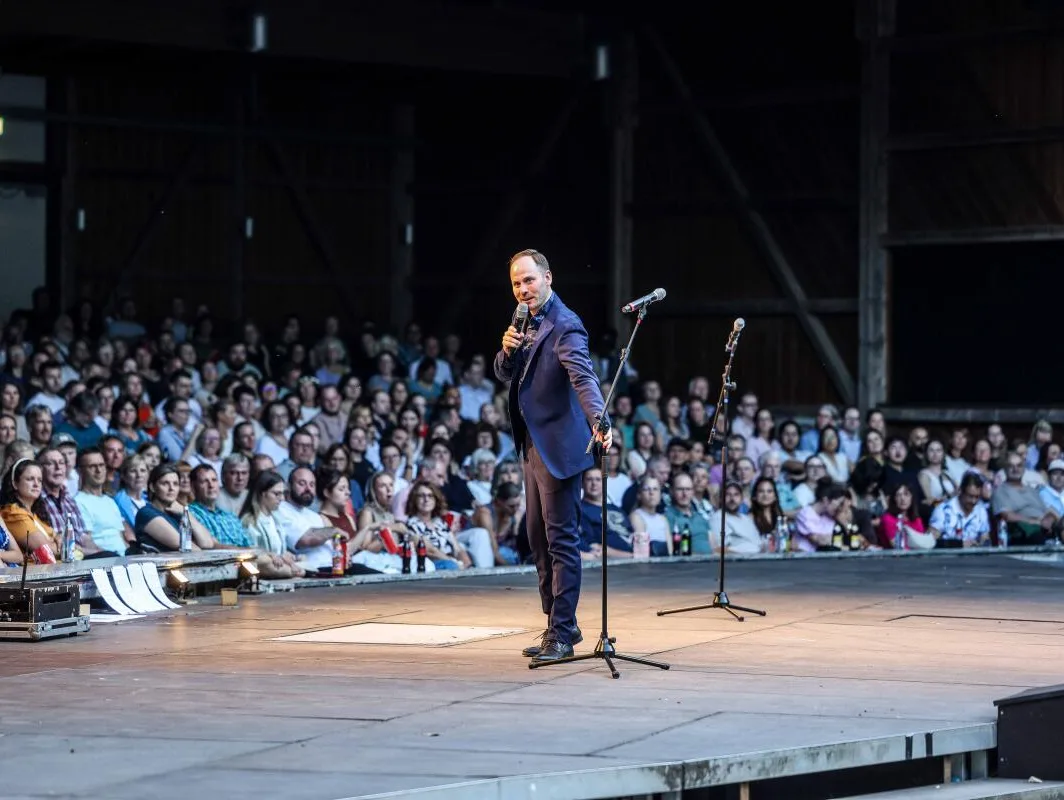 Auch beim sechsten Open-Air-Poetry-Slam im voll besetzten Naturtheater Heidenheim präsentierte Moderator Johannes Elster einen hochkarätigen und spannenden Dichterwettstreit.