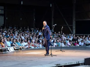 Auch beim sechsten Open-Air-Poetry-Slam im voll besetzten Naturtheater Heidenheim präsentierte Moderator Johannes Elster einen hochkarätigen und spannenden Dichterwettstreit. Auch beim sechsten Open-Air-Poetry-Slam im voll besetzten Naturtheater Heidenheim präsentierte Moderator Johannes Elster einen hochkarätigen und spannenden Dichterwettstreit.