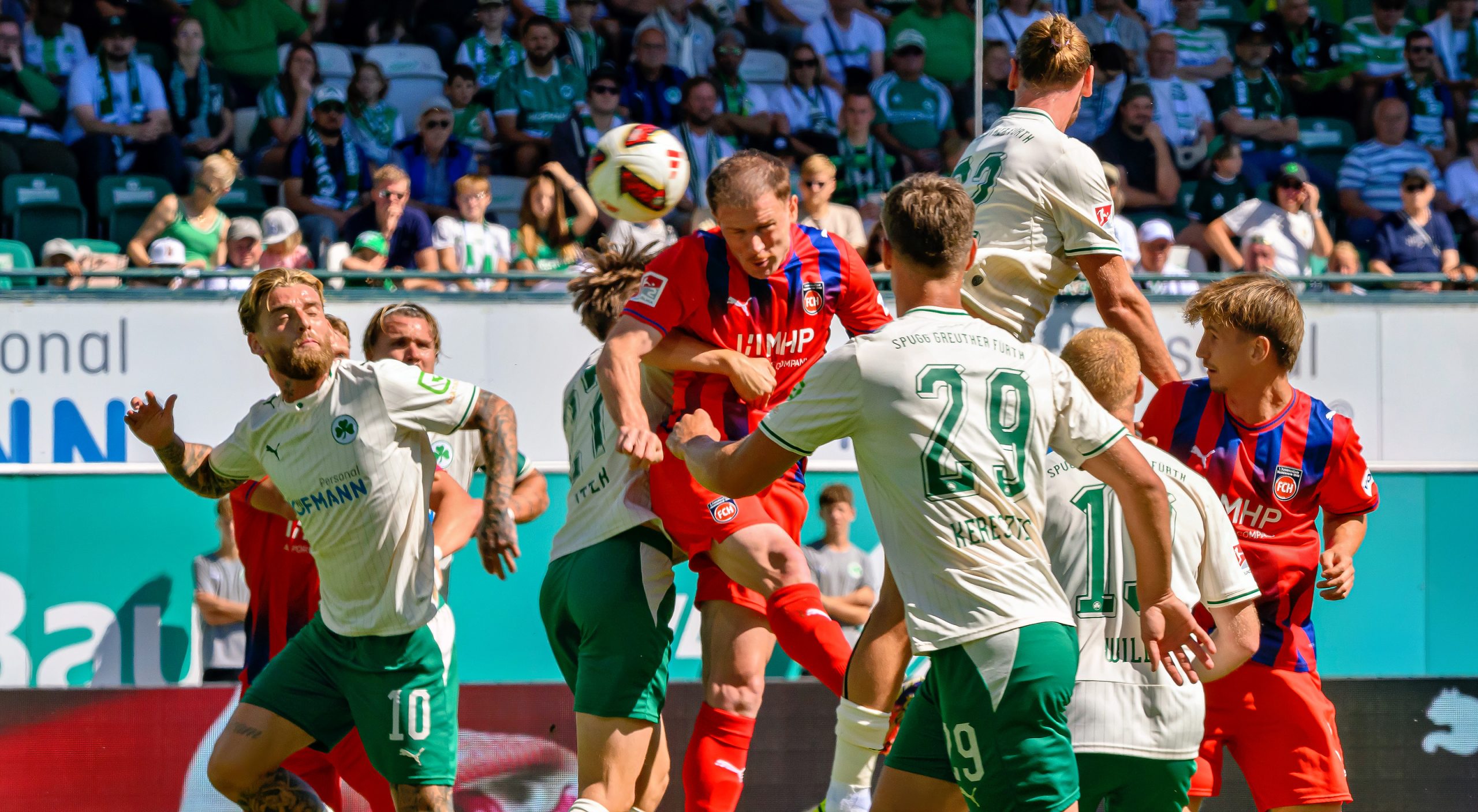 Mit großer Wucht: Budu Zivzivadze (Mitte, beim Kopfball) erzielte in Fürth den Siegtreffer per Kopf.