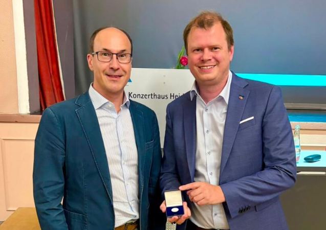 Stadtrat Michael Kolb (li.) wurde von OB Salomo aus dem Gemeinderat verabschiedet.