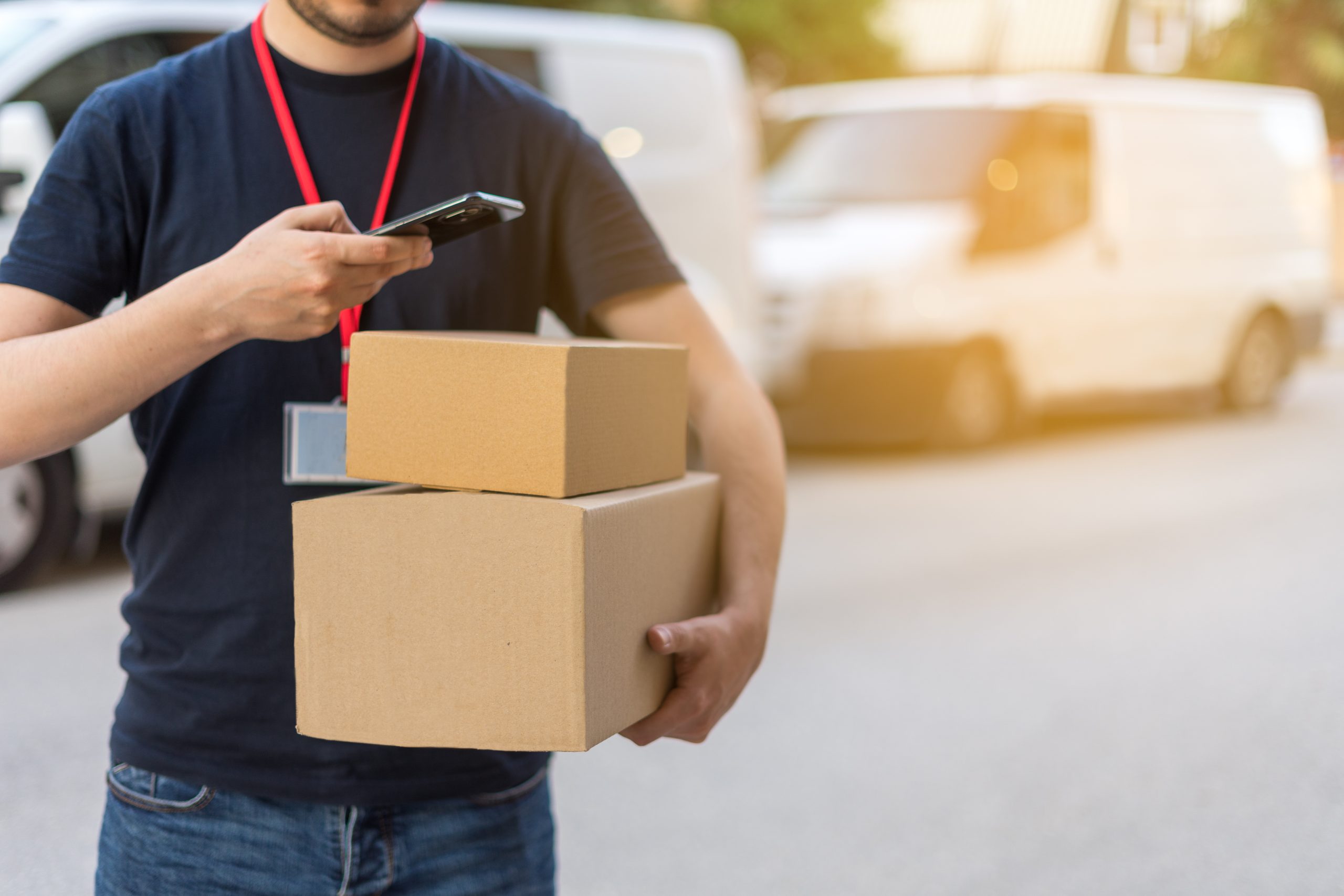 Mehr als 50 Lieferungen nahm der junge Betrüger vom Fahrer eines Paketdienstes entgegen. 