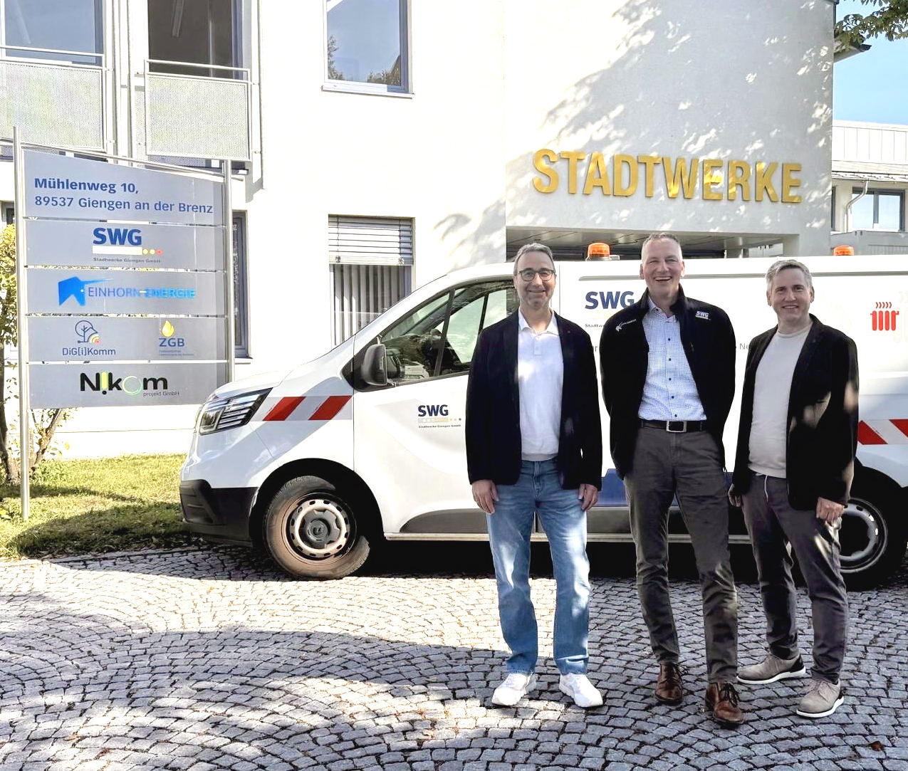Er steht für Kontinuität bei den Stadtwerken Giengen: Bernd Olschewski (Mitte), umrahmt von den GEO-Geschäftsführern Christof Gaugler (links) und Holger Röhrer (rechts). 