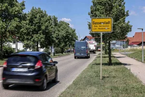 B466-Umleitung, B466, Umleitung, Gussenstadt, Ortsdurchfahrt, Während der Sperrung der B466 zwischen Sontheimer Wirtshäusle und Söhnstetten führt die offizielle Umleitungsstrecke über Gussenstadt. Viel zusätzlicher Verkehr für den kleinen Ort.