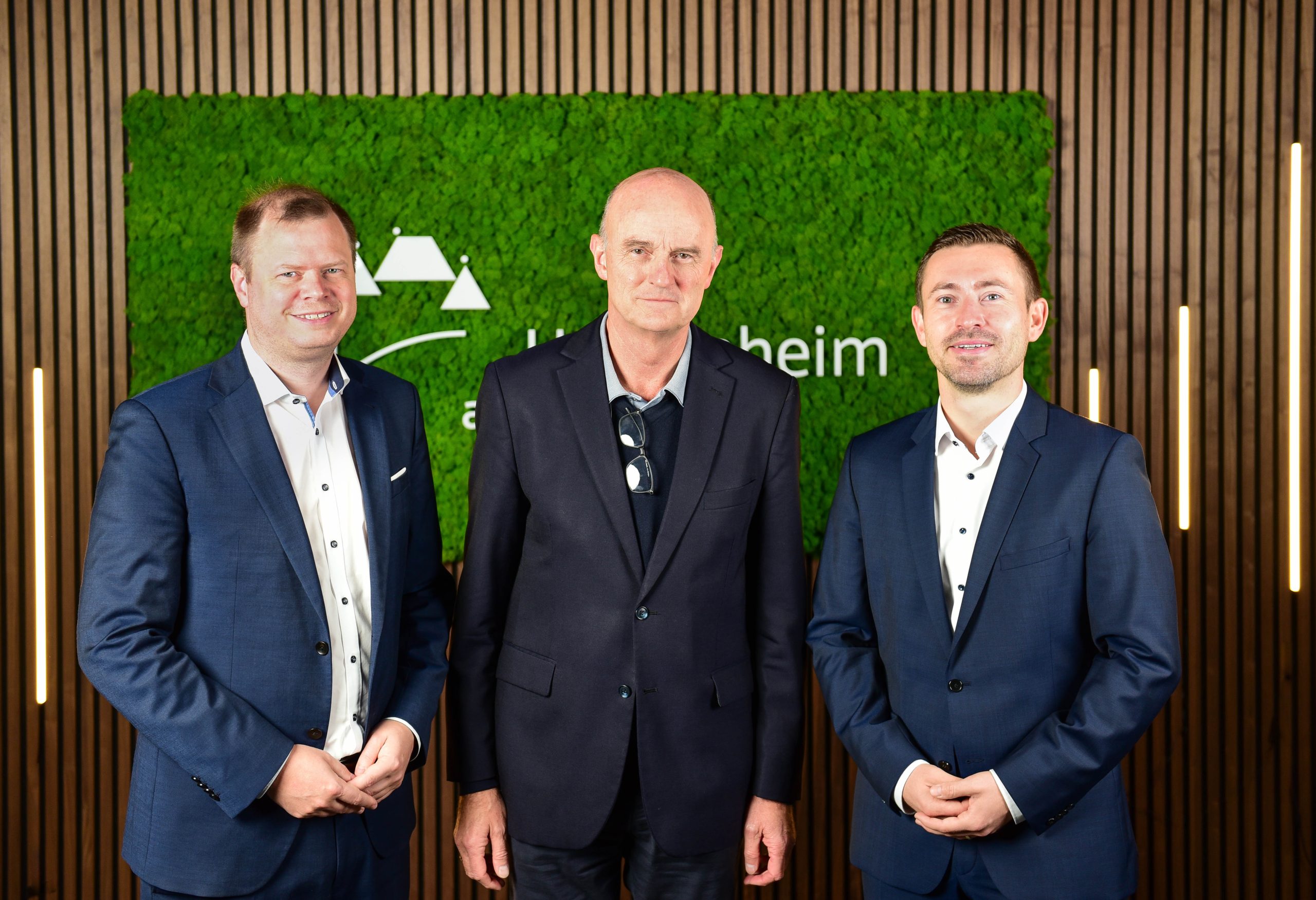 Oberbürgermeister Michael Salomo (links) und Bürgermeister Johannes Krombach-Champiomont (rechts) freuen sich darüber, dass Kulturamtsleiter Matthias Jochner seinen Vertrag verlängert hat.