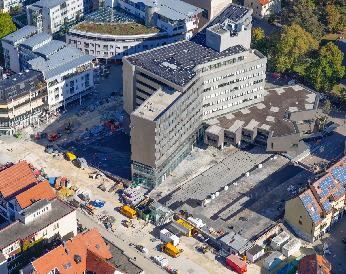 Rathaus Südlich des Heidenheimer Rathauses soll der neue Kinderspielplatz auf zwei Ebenen entstehen.
