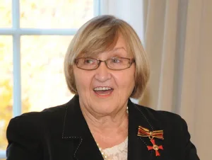 (ohne Überschrift) Marga Elser bei der Verleihung des Bundesverdienstkreuzes.