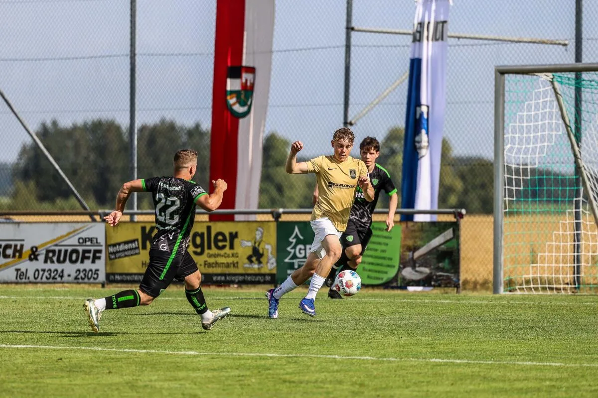 Luis Lammel (am Ball) und der VfL Gerstetten haben in der Vorbereitung das erste Ausrufezeichen gesetzt und sich den Sieg beim Albpokal geholt.