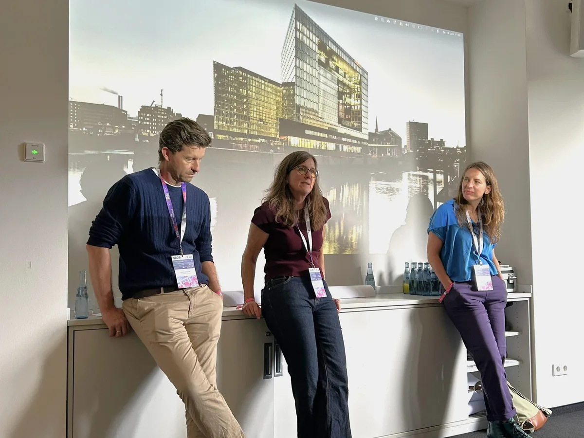 Stellten in Hamburg Beteiligungsformate vor: (v.l.) Justus von Daniels (Correctiv), HZ-Redaktionsleiterin Silja Kummer und Julia Saldenholz (NDR).