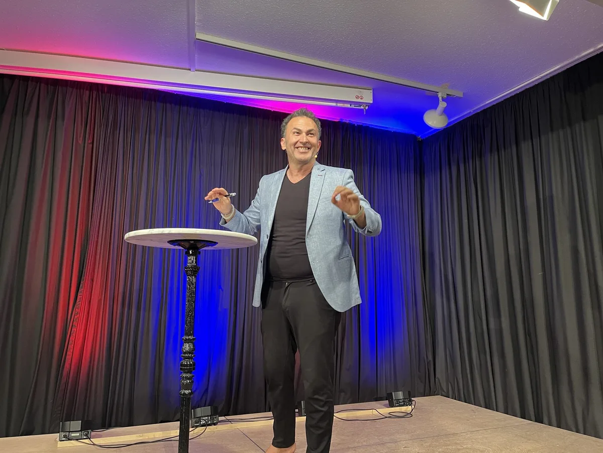 image3 Fatih Çevikkollu widmete sich in seinem neuen Programm in der Dischinger Arche der künstlichen Intelligenz.