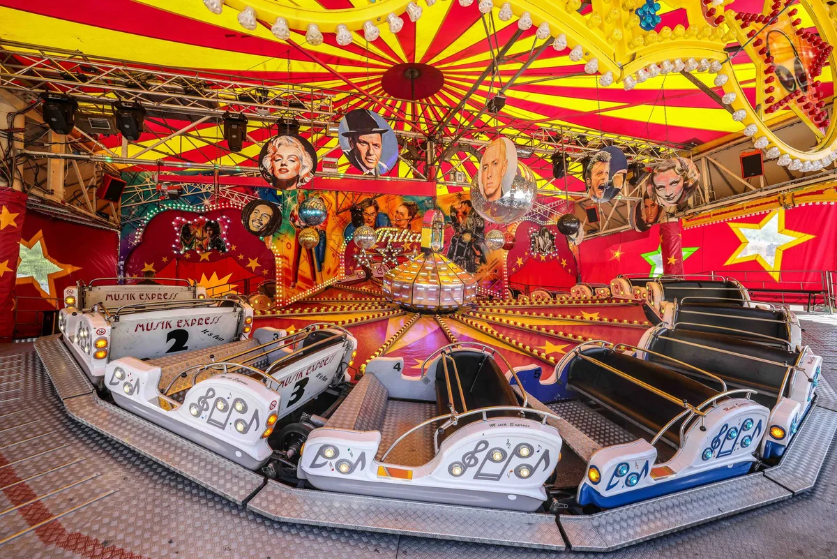 Ein zehnjähriges Mädchen wird aus dem Fahrgeschäft „Musik Express“ auf dem Heidenheimer Volksfest geschleudert.