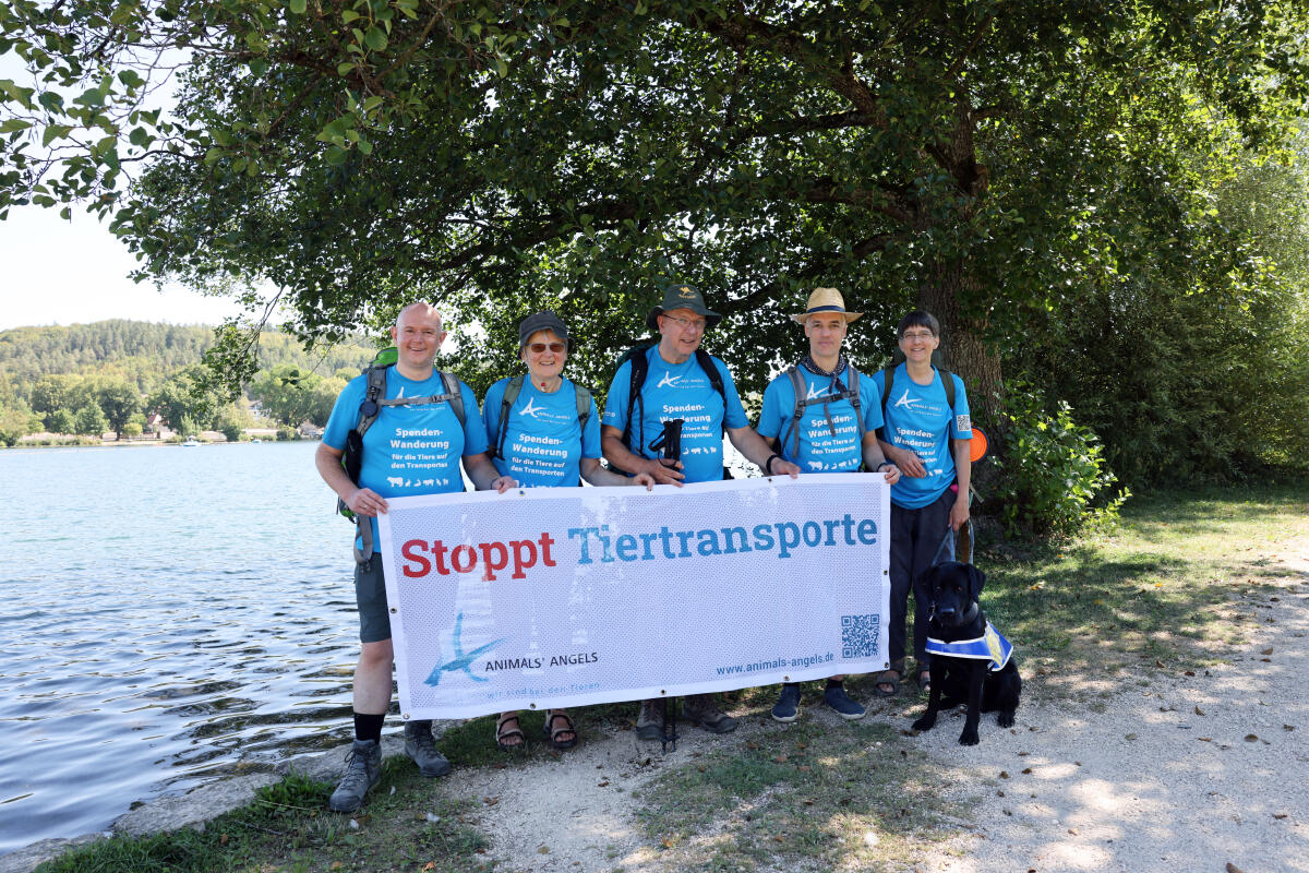 Pause am Itzelberger See: Fünf Mitglieder des Vereins „Animals' Angels“ wandern auf dem Albschäferweg: (von li.) Sven Strobel, Ursula Keßner, Hartmut Stottmeier, Thomas Rolfing und Sabine Häcker mit Hund Jogi.