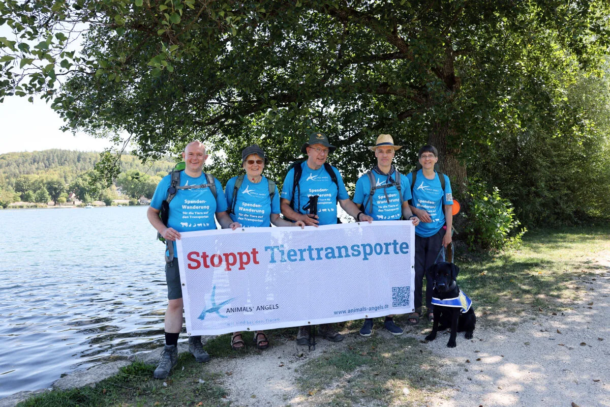 Pause am Itzelberger See: Fünf Mitglieder des Vereins „Animals' Angels“ wandern auf dem Albschäferweg: (von li.) Sven Strobel, Ursula Keßner, Hartmut Stottmeier, Thomas Rolfing und Sabine Häcker mit Hund Jogi.