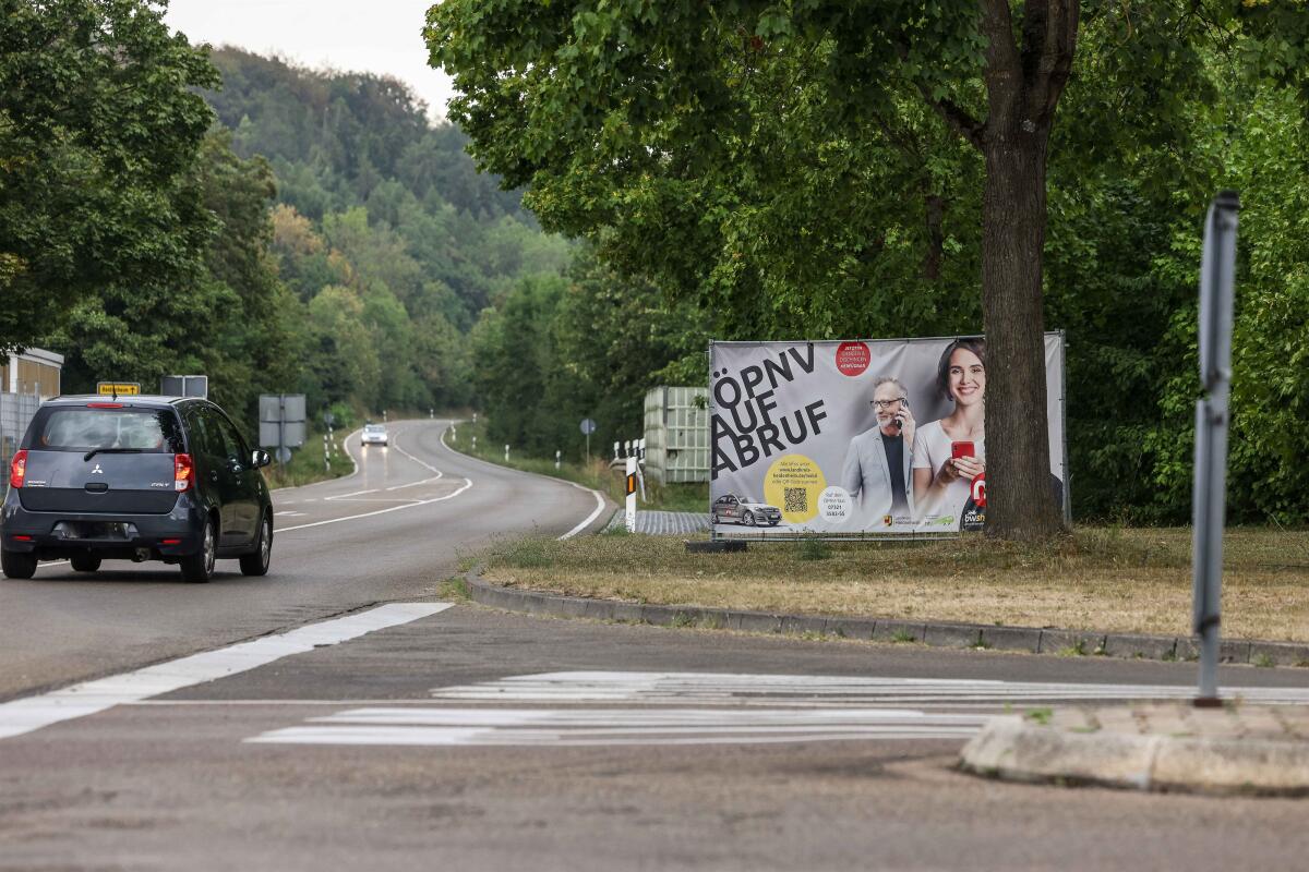 Auch bei der Bewerbung des ÖPNV-Taxis hat sich mittlerweile einiges getan. Es wurden unter anderem große Banner angebracht, wie hier an der Ortsausfahrt Giengen in Richtung Heidenheim. 