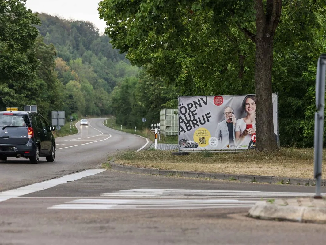 Giengen, ÖPNV, Taxi, Auch bei der Bewerbung des ÖPNV-Taxis hat sich mittlerweile einiges getan. Es wurden unter anderem große Banner angebracht, wie hier an der Ortsausfahrt Giengen in Richtung Heidenheim.