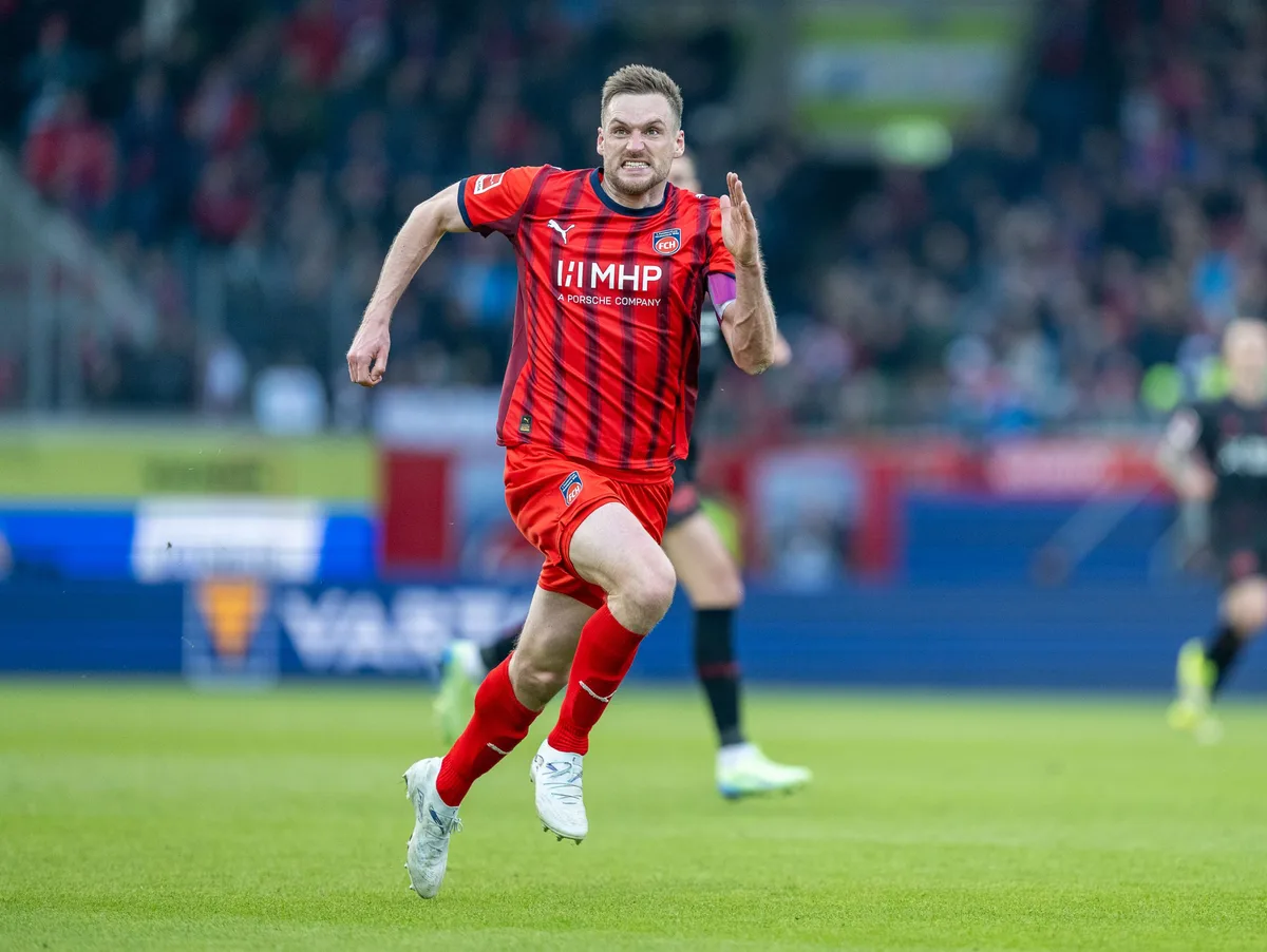 GER, 1. FC Heidenheim vs. Bayer 04 Leverkusen, Fussball, Bundesliga, 27. Spieltag, Spielzeit 2025/2026, 21.03.2026 Entschlossen und kämpferisch: Geht Patrick Mainka beim FCH auch in Zukunft als Kapitän voran?