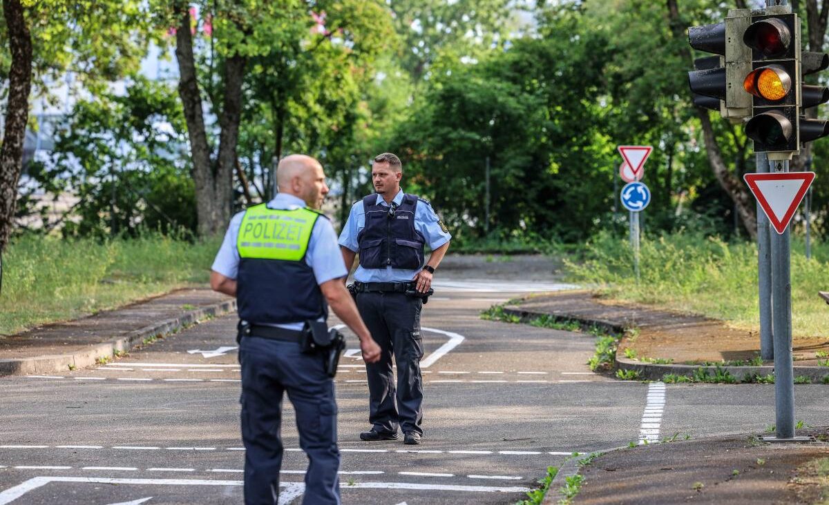 Alles im Blick: Maximilian Maier (hinten) und Jürgen Schaffranek kennen die neuen Herausforderungen auf dem Fahrrad. In der Jugendverkehrsschule Heidenheim bereiten die beiden Polizeibeamten Schulklassen auf das richtige Verhalten im Straßenverkehr vor. 